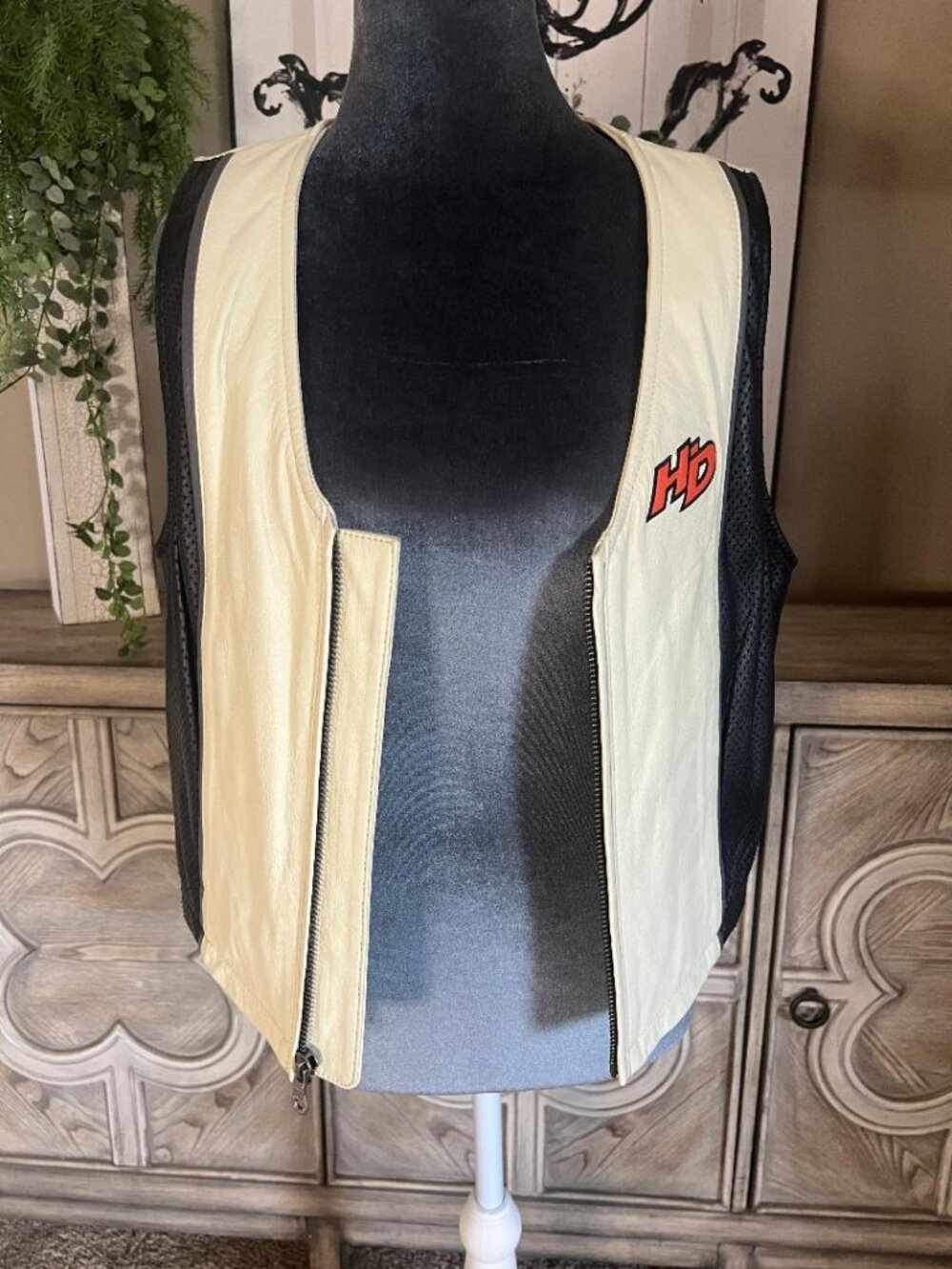 GENUINE HARLEY DAVIDSON WHITE LEATHER VEST- SIZE WOMENS MEDIUM -EUC!